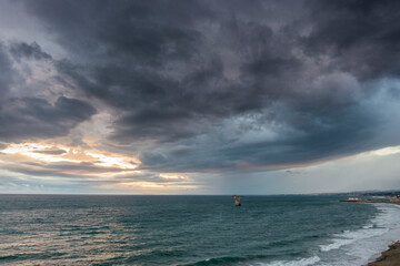 vista de la playa en un día gris cuando se acerca la tempestad