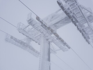 Słup kolei linowej w tatrach podczas śnieżycy