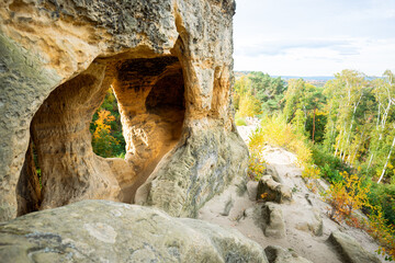 Höhle aus Sandstein mit Säulen in den Klusfelsen im Harz Gebirge in Deutschland 
