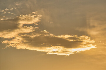 Obraz premium 沈みゆく夕日を反射した雲の風景