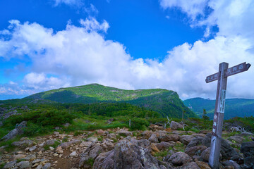 夏の北八ヶ岳 東天狗岳と中山峠との稜線上にある道標(標高2450m)から北側の中山方面を見る