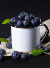 Caneca de alúminio  esmaltado na cor branca com Bluerberry e hortelãs e guardanapo de algodão na cor creme