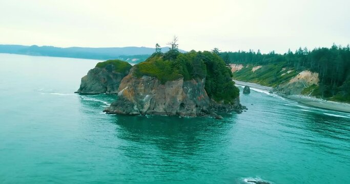 Aerial Panning Growth Of Green Plants On Rock Formations, Drone Flying Forward Over Sea - Ruby Beach, Washington