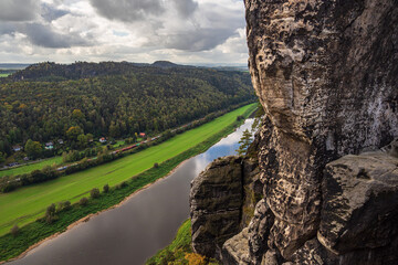 Fototapeta na wymiar Blick über die Elbe auf die Sächsische Schweiz