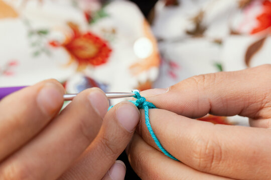 Mujer tejiendo crochet. Punto de vista cercano.