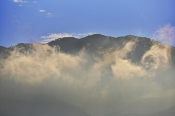 山の霧にあたる日差しの抽象的イメージ