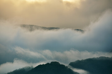 雲と霧が広がる山の抽象的イメージ