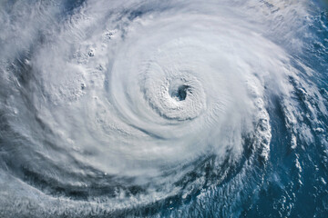 VUE SATELLITE D'UN OURAGAN AU DESSUS DE L'ATLANTIQUE. Elements of this image furnished by NASA - obrazy, fototapety, plakaty