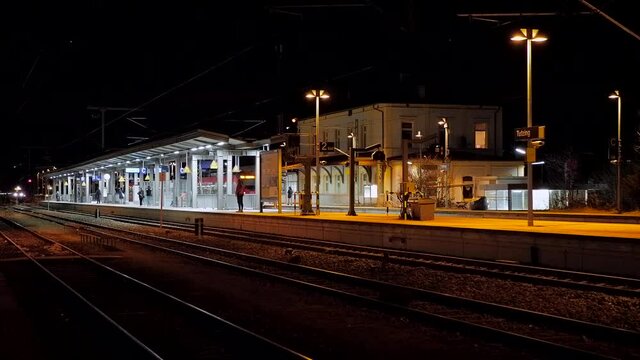 Bahnhof bei Nacht in Tutzing, Bayern, Deutschland