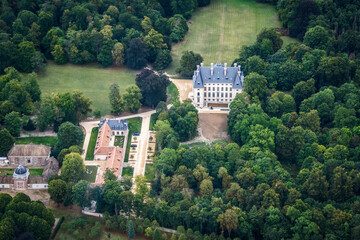 Obraz premium vue aérienne du château de Berchères dans l'Eure-et-Loir en France