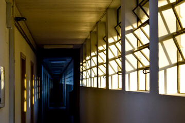 Corredor azul e amarelo
