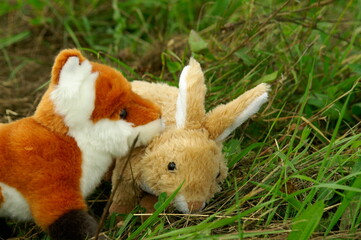 pluszowy lis i zając na trawie