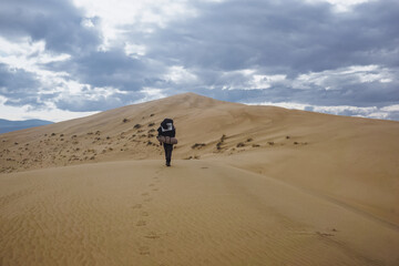 Fototapeta na wymiar Traveler in the Chara desert