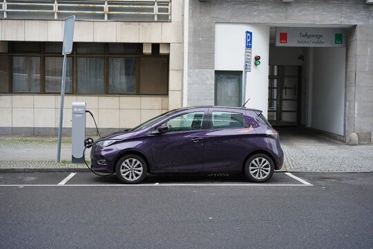 Renault ZOE e-Auto von sixt share an einer E.ON Drive Ladestation in Berlin am 08.01.2022