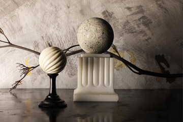 Complementi d’arredo per la casa: composizione di piccoli oggetti in materiali pregiati