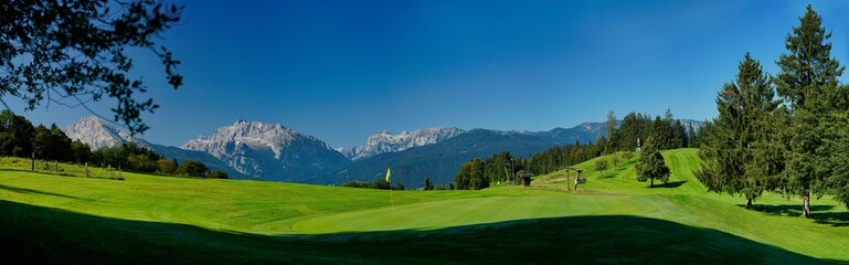 Fototapeta na wymiar Golfplatz am Obersalzberg bei Berchtesgaden, Bayern