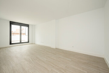 Empty white room with access to the terrace and wood-like ceramic tiles
