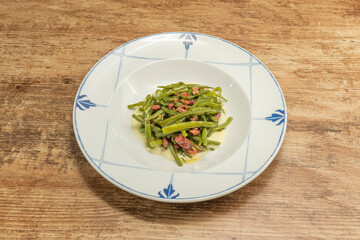 Green beans are known by many names: only in Spain, depending on the area, are they called green beans, beans, pods, green caparrones, these with mashed potatoes and serrano ham tacos