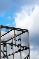 woliera dla ptaków na tle nieba © Andrzej Michaluk