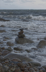 Steinturm im Meer mit Brandung
