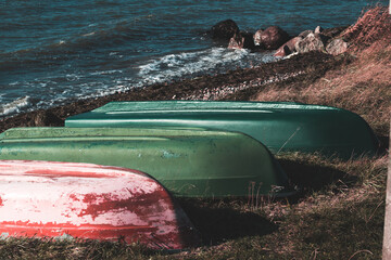 Kiel dreier Boote in rot und gr&uuml;n - im Hintergrund das Meer