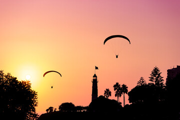 Parapentes en atardecer Miraflores Lima Peru