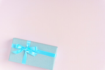 ブルーのキラキラのラッピングのプレゼント　ピンク背景