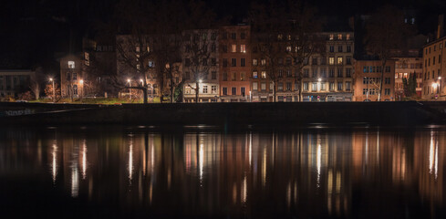 Fototapeta na wymiar façades d'immeubles anciens éclairées la nuit le long de la Saône à Lyon