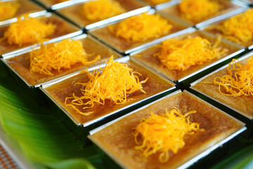 Khanom Kaeng. Khanom mo kaeng is a traditional Thai dessert. It is similar to an egg custard or a kind of flan.