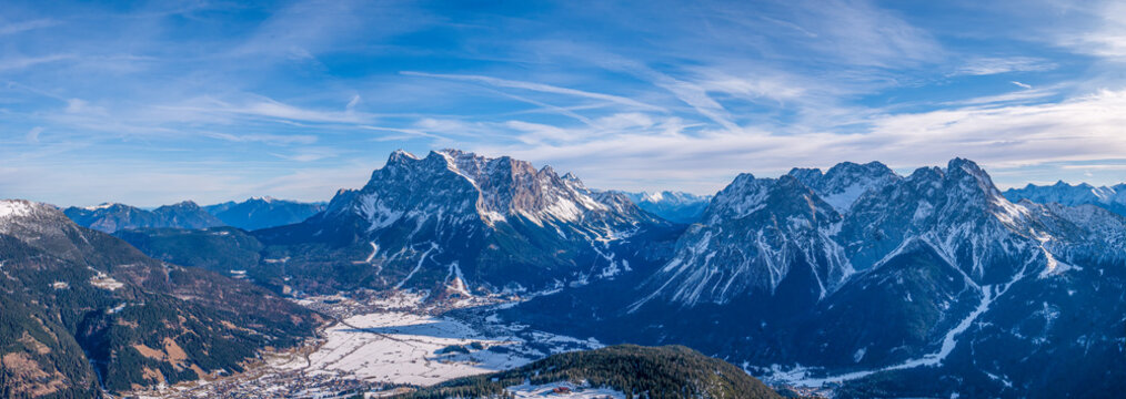 Panorama von Wettersteingebirge und Miemiger Berge im Winter