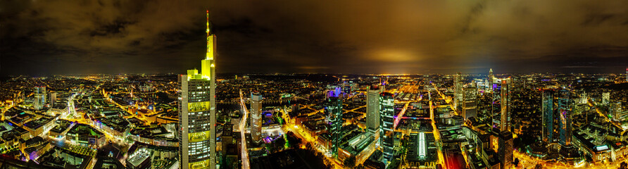 Fototapeta na wymiar Frankfurt am Main bei Nacht - 330 Grad Panorama