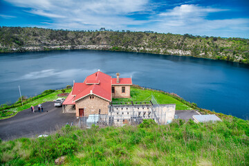 Fototapeta na wymiar Beauitful view of Blue Lake and colorful house in Mt Gambier, Australia.