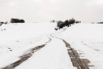 Zimowy podkarpacki pejzaż z ośnieżoną polną drogą. Okolice Dynowa. Pogórze dynowskie.