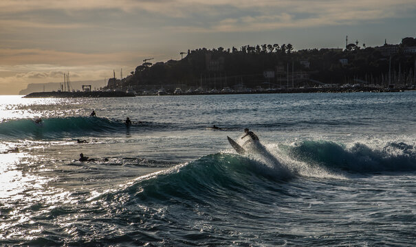 Varazze, comune del parco del Beigua, affacciato sul mar Ligure, &egrave; meta di turismo estivo ed invernale. 