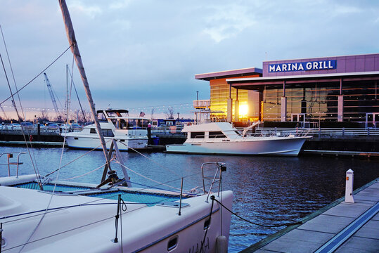 Wilmington, NC - USA - 12-28-2021: Boats In The Marina At The Marina Grill Restaurant On The Cape Fear River In Wilmington At Sunset