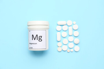 Composition with different magnesium pills on color background - obrazy, fototapety, plakaty