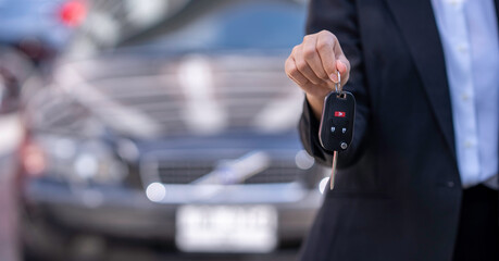 Insurance officers hand over the car keys after the tenant. have signed an auto insurance document or a lease or agreement document Buying or selling a new or used car with a car