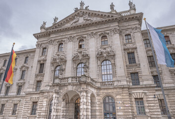 Fototapeta na wymiar Der Justizpalast ist ein neobarockes Gerichts- und Verwaltungsgebäude in München, das 1891–1897 von Friedrich von Thiersch errichtet wurde