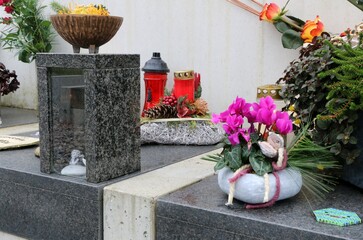 Familiengrabst&auml;tte in &Ouml;sterreich, Blumenschmuck zu Allerheiligen, herbstliche Grabgestaltung