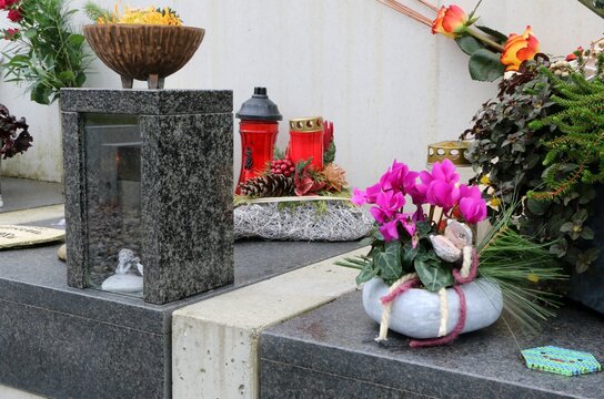 Familiengrabstätte in Österreich, Blumenschmuck zu Allerheiligen, herbstliche Grabgestaltung