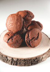 Muffin cioccolato, vista frontale decorazione legno