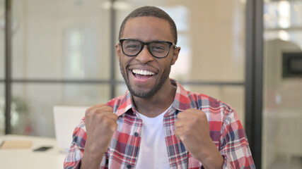 Obraz premium Portrait of Excited African Man Celebrating Success