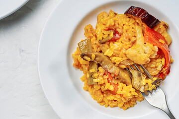 vegetarian paella made with peppers, mushrooms, cauliflower, cauliflower, and green beans.