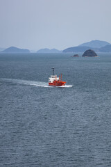 EOSRP.山口大島、赤い商業船。