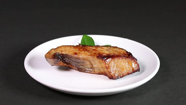 銀鱈の醤油漬け焼き　回転