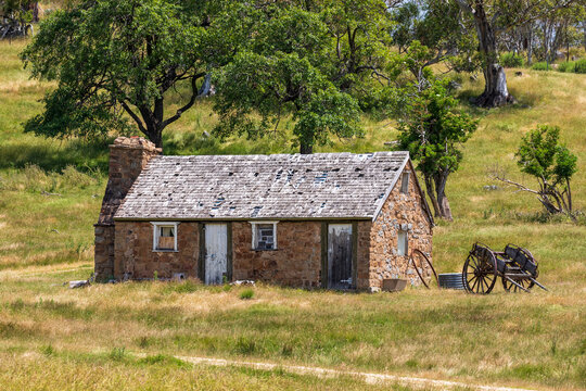 Photograph of an old uninhabited stone house in an agricultural field