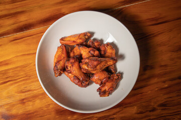 Alitas fritas con salsa bbq y valentina 