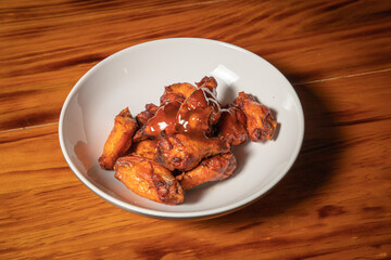 Alitas fritas con salsa bbq y valentina 