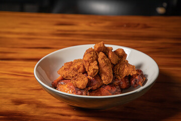 Alitas chicken wings y boneless de bar en plato hondo 1