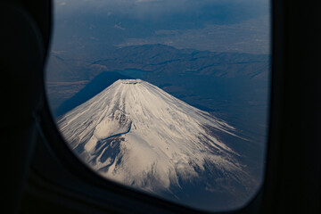 飛行機から眺める富士山